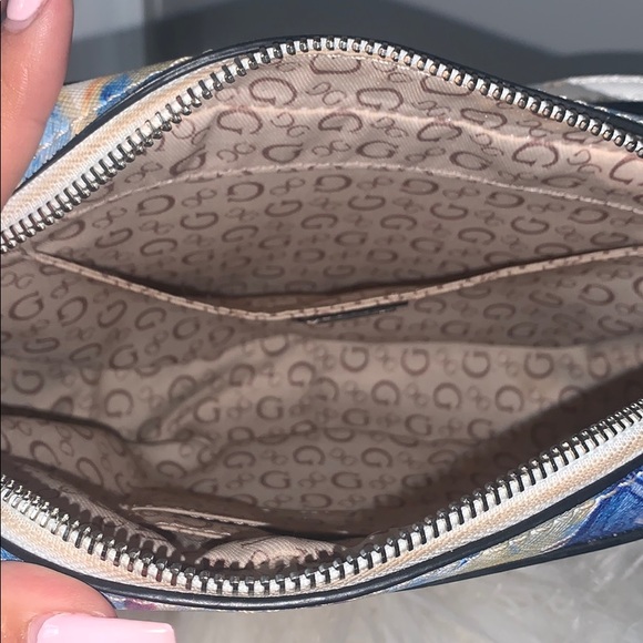 GUESS Floral Crossbody - Picture 3 of 4